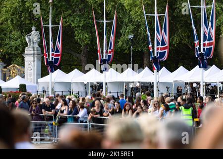 La gente e la stampa si riuniscono fuori Buckingham Palace per rendere i loro rispetti e riferire sulla morte della regina Elisabetta II Foto Stock