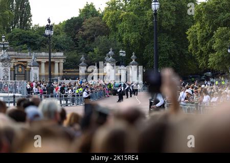 La gente e la stampa si riuniscono fuori Buckingham Palace per rendere i loro rispetti e riferire sulla morte della regina Elisabetta II Foto Stock