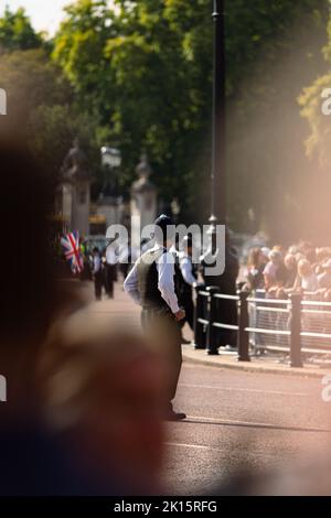 Ufficiale di polizia in piedi fuori Buckingham Palace, proteggere il pubblico e il palazzo pochi giorni dopo la morte della regina Elisabetta II Foto Stock