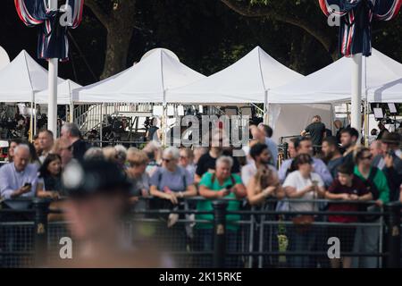 La gente e la stampa si riuniscono fuori Buckingham Palace per rendere i loro rispetti e riferire sulla morte della regina Elisabetta II Foto Stock