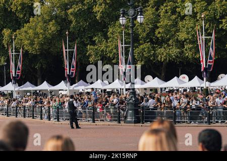 La gente e la stampa si riuniscono fuori Buckingham Palace per rendere i loro rispetti e riferire sulla morte della regina Elisabetta II Foto Stock