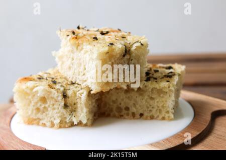 Primo piano della focaccia italiana fatta in casa con le erbe Foto Stock