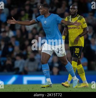 MANCHESTER, INGHILTERRA - SETTEMBRE 14: Anthony Modeste di Borussia Dortmund e Manuel Akanji di Manchester City durante il gruppo UEFA Champions League G Foto Stock