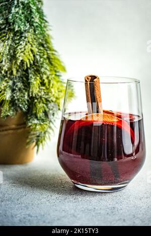 VIN brulé invernale con spezie su fondo in cemento Foto Stock