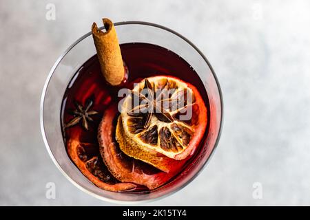 Vista dall'alto del VIN brulé invernale con spezie su fondo in cemento Foto Stock