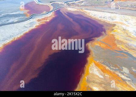 Vista mozzafiato sui droni dei fiumi colorati e dei terreni sabbiosi nel parco minerario situato nella città di Minas de Riotinto nelle giornate di sole Foto Stock