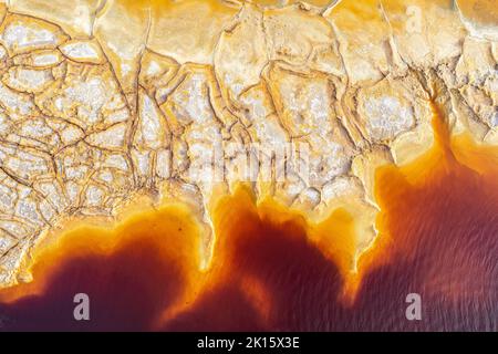 Vista mozzafiato sui droni dei fiumi colorati e dei terreni sabbiosi nel parco minerario situato nella città di Minas de Riotinto nelle giornate di sole Foto Stock