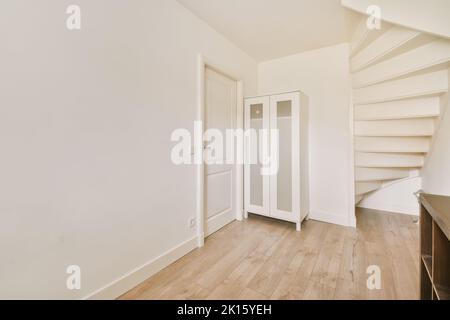 Frammento di design interno di moderno appartamento con pareti bianche e scala Foto Stock
