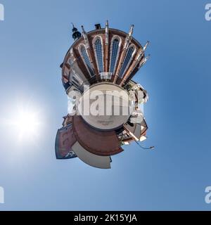 Piccolo pianeta e antenna sferica 360 vista panoramica sulla strada antica città medievale con chiesa e edifici storici Foto Stock