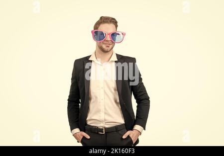 NERDY stravagante uomo dipendente sorriso in occhiali divertenti e vestito formale in piedi, nerd Foto Stock