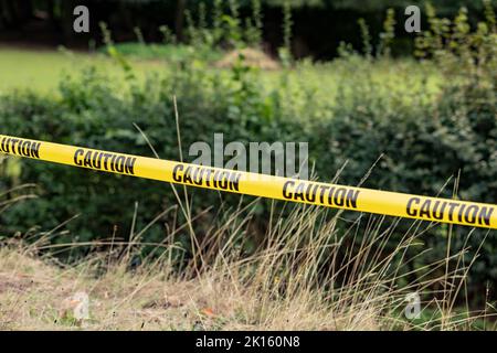 nastro giallo con testo di attenzione in reale impostazione, crimine o concetto di pericolo Foto Stock