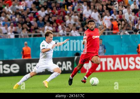 Bucarest, Romania. 15th Set, 2022. 15 settembre 2022: Malcolm Edjouma #18 della FCSB e Kristian Arnstad #61 della RSC Anderlecht durante la partita di gruppo B della UEFA Europa Conference League tra la FCSB Bucarest e la RSC Anderlecht allo Stadio Nazionale Arena di Bucarest, Romania ROU. Catalin Soare/Cronos Credit: Cronos/Alamy Live News Foto Stock