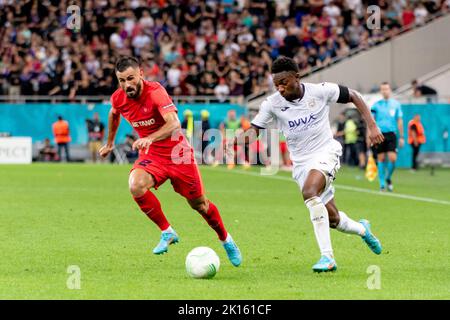 Bucarest, Romania. 15th Set, 2022. 15 settembre 2022: Valentin Cretu #2 della FCSB e Francis Amuzu #7 della RSC Anderlecht durante la partita della UEFA Europa Conference League di gruppo B tra la FCSB Bucarest e la RSC Anderlecht allo Stadio Nazionale Arena di Bucarest, Romania ROU. Catalin Soare/Cronos Credit: Cronos/Alamy Live News Foto Stock