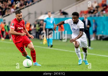 Bucarest, Romania. 15th Set, 2022. 15 settembre 2022: Valentin Cretu #2 della FCSB e Francis Amuzu #7 della RSC Anderlecht durante la partita della UEFA Europa Conference League di gruppo B tra la FCSB Bucarest e la RSC Anderlecht allo Stadio Nazionale Arena di Bucarest, Romania ROU. Catalin Soare/Cronos Credit: Cronos/Alamy Live News Foto Stock