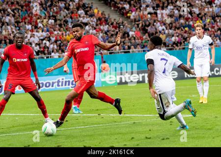 Bucarest, Romania. 15th Set, 2022. 15 settembre 2022: Malcolm Edjouma #18 della FCSB e Francis Amuzu #7 della RSC Anderlecht durante la partita della UEFA Europa Conference League di gruppo B tra la FCSB Bucarest e la RSC Anderlecht allo Stadio Nazionale Arena di Bucarest, Romania ROU. Catalin Soare/Cronos Credit: Cronos/Alamy Live News Foto Stock