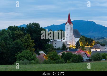 Vista della chiesa gotica nel villaggio di Turciansky Dur, Slovacchia. Foto Stock