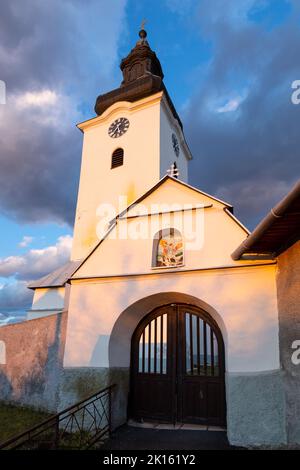 Chiesa nel villaggio di Turciansky Michal nella regione di Turiec, Slovacchia. Foto Stock