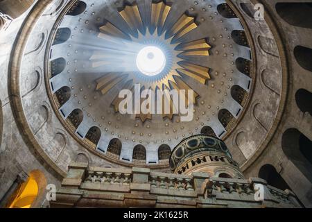 Un albero di luce splende attraverso il Foto Stock