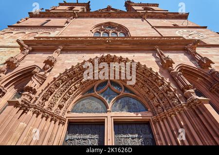 Facciata esterna della cattedrale di Basilea Münster, Svizzera Foto Stock