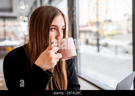 ragazza con gli occhiali si alza per strada con le mani nei capelli Foto Stock