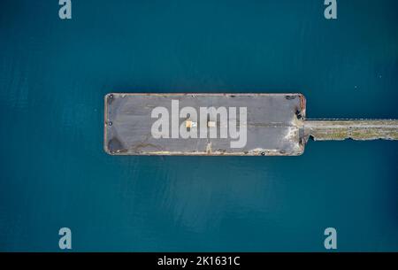 Banchina scabda in acque blu calme Foto Stock