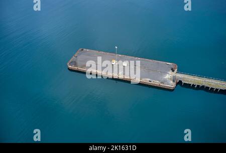 Molo moderno in mare calmo Foto Stock