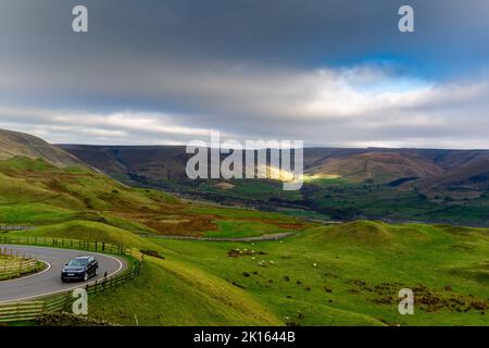 Guidare sopra MAM Tor nel Peak District Foto Stock