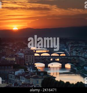 Tramonto Ponte Vecchio skyline di Firenze Foto Stock