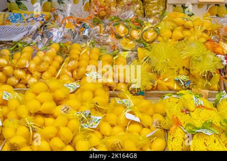 Limoni della Costiera Amalfitana - Italia - limone giallo italiano - limoni di agrumi - limoni europei - limoni interi Foto Stock