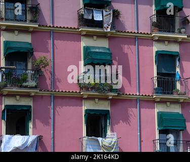 Colorati edifici e finestre Eurpoean sulla Costiera Amalfitana - Italia Foto Stock