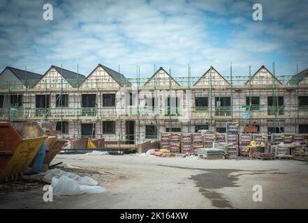 Impalcature su nuove case in costruzione in un cantiere in Hampshire UK. Nuova casa a prezzi accessibili nel Regno Unito. Costruzione nel Regno Unito Foto Stock