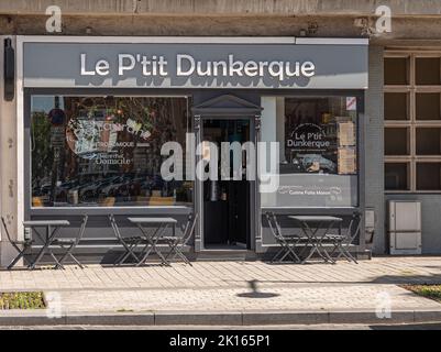 Europa, Francia, Dunkerque - 9 luglio 2022: Facciata grigia e bianca del famoso ristorante gastronomico le P'tit Dunkerque su piazza Charles Valentin. Foto Stock