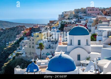 Santorini cupola blu chiese / coulorful chiesa e case bianche con colore Foto Stock