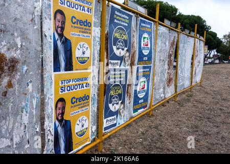 Roma, Italia. 15th Set, 2022. Bacheche e pubblicità in autobus viaggiano per la città con poster di vari leader di partito politico in vista delle prossime elezioni generali del 25 settembre per il rinnovo della Camera dei deputati e del Senato della Repubblica. Il 25 settembre 2022 gli elettori eleggeranno tutti i membri delle due camere del parlamento italiano. Dopo un referendum costituzionale, la dimensione delle camere sarà dimezzata, a 400 membri nella Camera dei deputati e 200 nel Senato. Ecco la distribuzione della sede della Camera dei deputati. (Credit Image: © Andrea Ron Foto Stock