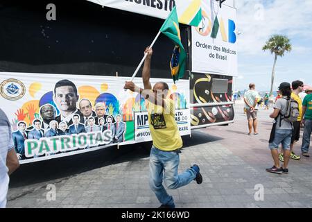 Salvador, Bahia, Brasile - 13 marzo 2016: I brasiliani protestano contro il governo del presidente Dilma Rousseff, Brasile, a Farol da barra. Foto Stock