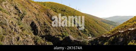 Vista dei passaggi pedonali di Ribeira de Quelhas a Coentral Grande, Castanheira de Pera, Portogallo. Foto Stock
