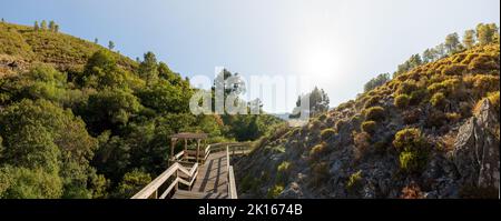 Vista dei passaggi pedonali di Ribeira de Quelhas a Coentral Grande, Castanheira de Pera, Portogallo. Foto Stock