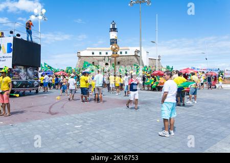 Salvador, Bahia, Brasile - 13 marzo 2016: I brasiliani protestano contro il governo del presidente Dilma Rousseff, Brasile, a Farol da barra. Foto Stock