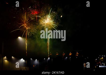 Fuochi d'artificio sulla notte dei falò Foto Stock