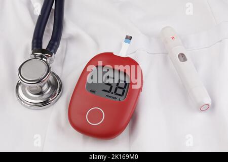 Primo piano di un glaucometro utilizzato per testare lo zucchero nel sangue nel diabete Foto Stock
