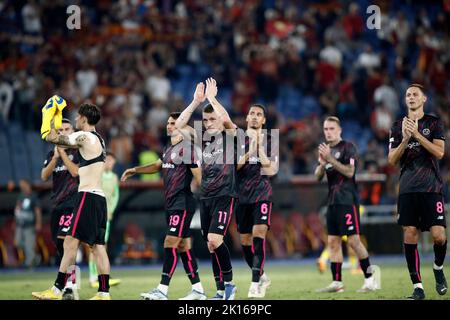 Roma, Italia. 15th Set, 2022. I giocatori di RomaÕs salutano i tifosi alla fine della partita di calcio Europa League Group C tra Roma e HJK Helsinki allo stadio olimpico. Roma sconfisse HJK Helsinki 3-0. Credit: Riccardo De Luca - Update Images/Alamy Live News Foto Stock