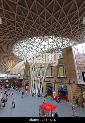 Kings Cross stazione interna, capolinea per East Coast Mainline LNER, Euston Rd, Londra , Inghilterra, Regno Unito, N1 9AL Foto Stock