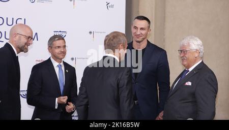 Potsdam, Germania. 15th Set, 2022. Brandeburgo: M100 Media Award per il popolo ucraino - il Dr. Wladimir Klitschko accetta il premio per suo conto a Potsdam le mostre fotografiche dell'Orangerie nel Parco Sanssouci di Potsdam. (Foto di Simone Kuhlmey/Pacific Press) Credit: Pacific Press Media Production Corp./Alamy Live News Foto Stock