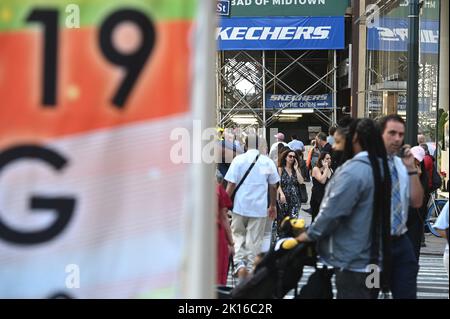 New York, Stati Uniti. 15th Set, 2022. Le persone sono viste con e senza maschera facciale in pubblico mentre camminano lungo 42nd Street e 5th Avenue, New York, New York, NY, Settembre 15, 2022. L'Organizzazione Mondiale della Sanità (OMS) ha dichiarato in una dichiarazione del mercoledì (9/14/2022) che la fine della pandemia COVID-19 è "in vista" dopo che è iniziata nel gennaio 2020 e ha ucciso quasi 6,5 milioni di persone in tutto il mondo. (Foto di Anthony Behar/Sipa USA) Credit: Sipa USA/Alamy Live News Foto Stock