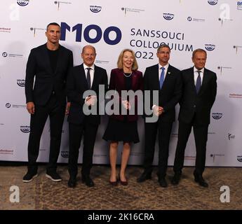 Potsdam, Brandeburgo, Germania. 15th Set, 2022. Brandeburgo: M100 Media Award al popolo ucraino ''“ il Dr. Wladimir Klitschko accetta il premio per suo conto a Potsdam. La foto mostra Moritz van DÃ¼lmen (M100), Wladimir Klitschko, Cancelliere OLAF Scholz, Vjosa Osmani-Sadriu (Repubblica Presidenziale del Kosovo), Ambasciatore degli Stati Uniti Amy Gutmann, Mike Schubert (Sindaco di Donald Tussdam) (Ex presidente della Polonia) di fronte a una Photo Wall nell'Orangerie del Parco Sanssouci a Potsdam. Credit: ZUMA Press, Inc./Alamy Live News Foto Stock