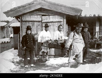 Jeon Bongjun (1855 – 1895), leader della rivoluzione contadina di Donghak (seduto in carrozza), dopo la sua cattura a Ugeumchi nel 1894. Foto Stock