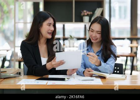 Asian Business Woman o contabile fanno matematica e analizzano con calcolatrice e documentazione su scrivania, conto, consulenza, revisione e il concetto di salvataggio Foto Stock