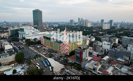 Vista aerea del Terminal degli autobus Intercity Blok M di Giacarta Sud. Questo terminal e' il piu' vecchio terminal di Giacarta. Giacarta, Indonesia, 16 settembre 2022 Foto Stock