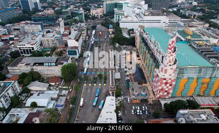 Vista aerea del Terminal degli autobus Intercity Blok M di Giacarta Sud. Questo terminal e' il piu' vecchio terminal di Giacarta. Giacarta, Indonesia, 16 settembre 2022 Foto Stock