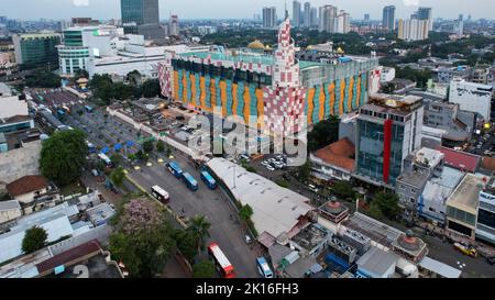 Vista aerea del Terminal degli autobus Intercity Blok M di Giacarta Sud. Questo terminal e' il piu' vecchio terminal di Giacarta. Giacarta, Indonesia, 16 settembre 2022 Foto Stock